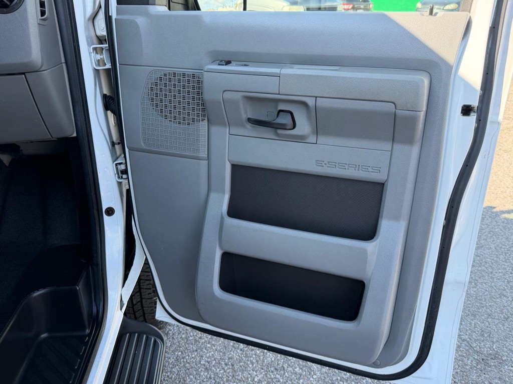 Ford E-350 15 Passenger Van Vehicle Full-screen Gallery Image 19