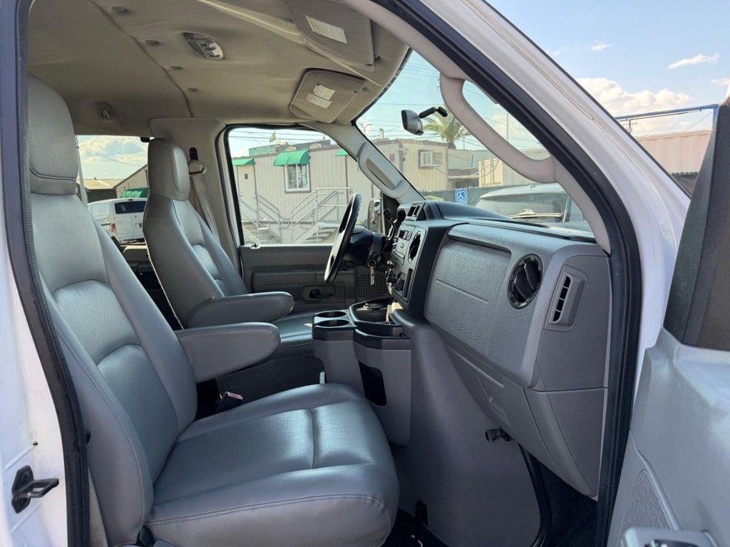 Ford E-350 15 Passenger Van Vehicle Full-screen Gallery Image 21