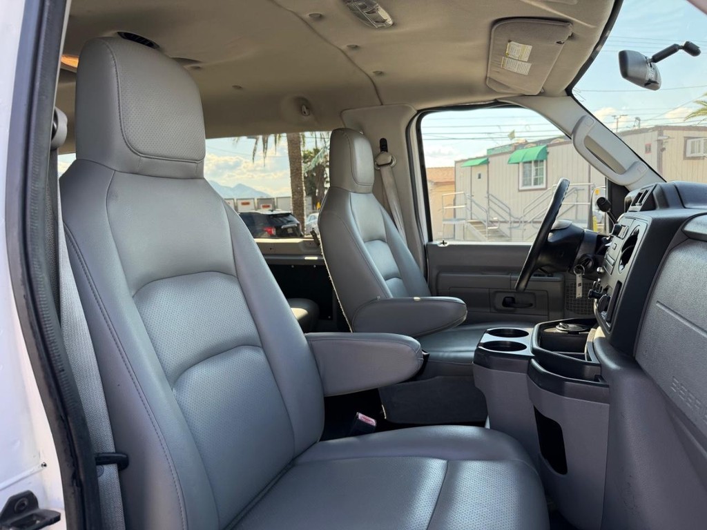 Ford E-350 15 Passenger Van Vehicle Full-screen Gallery Image 22