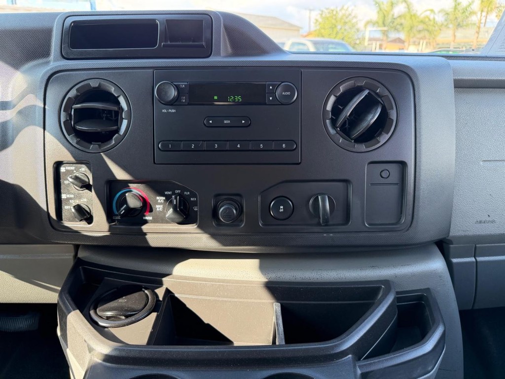 Ford E-350 15 Passenger Van Vehicle Full-screen Gallery Image 25
