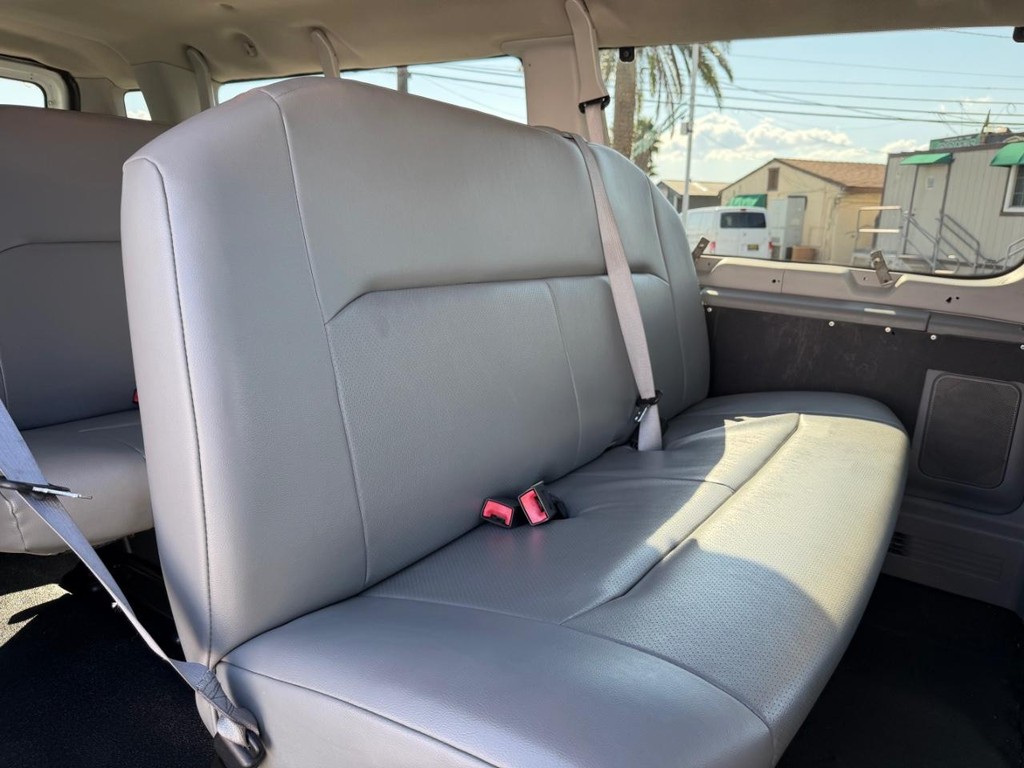 Ford E-350 15 Passenger Van Vehicle Full-screen Gallery Image 30