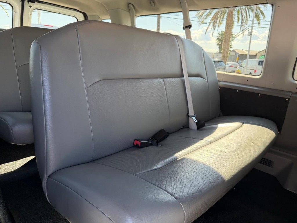 Ford E-350 15 Passenger Van Vehicle Full-screen Gallery Image 31