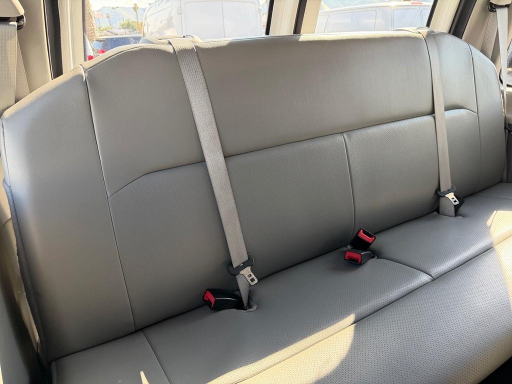 Ford E-350 15 Passenger Van Vehicle Full-screen Gallery Image 33