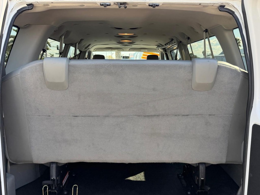 Ford E-350 15 Passenger Van Vehicle Full-screen Gallery Image 35