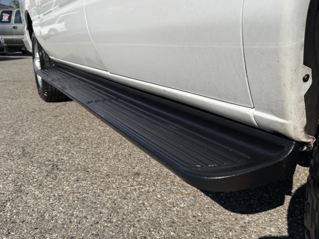 Ford E-350 15 Passenger Van Vehicle Full-screen Gallery Image 38