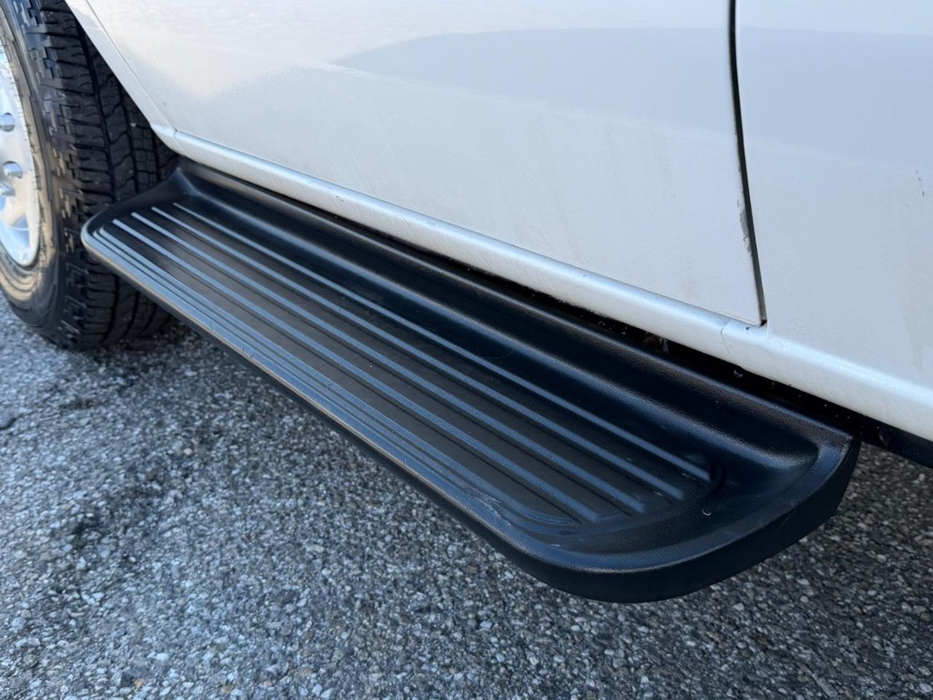 Ford E-350 15 Passenger Van Vehicle Full-screen Gallery Image 39