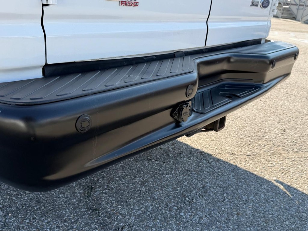 Ford E-350 15 Passenger Van Vehicle Full-screen Gallery Image 40