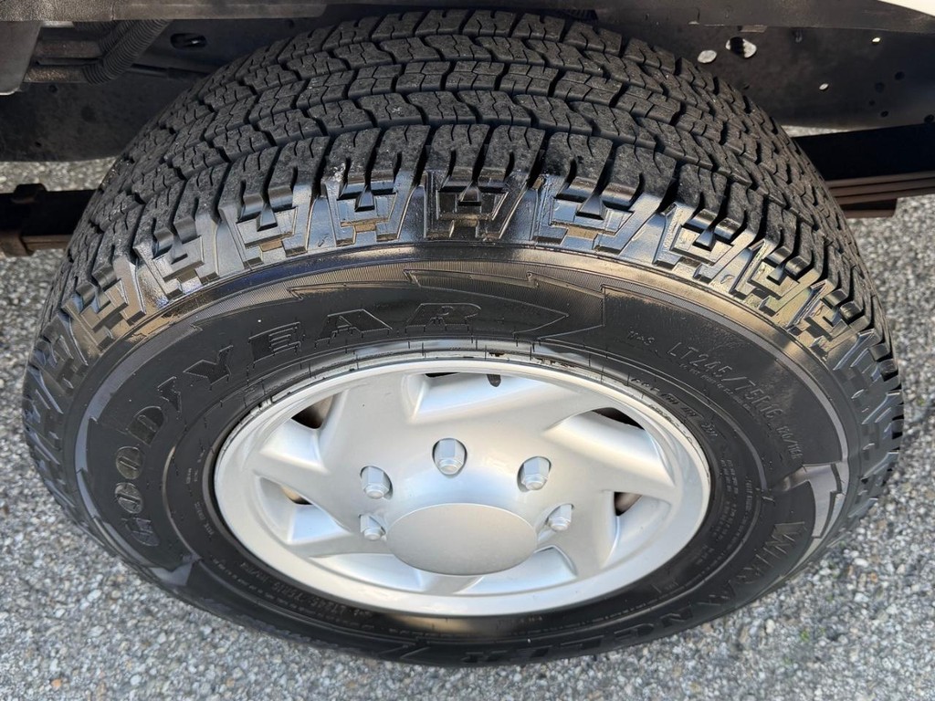 Ford E-350 15 Passenger Van Vehicle Full-screen Gallery Image 42