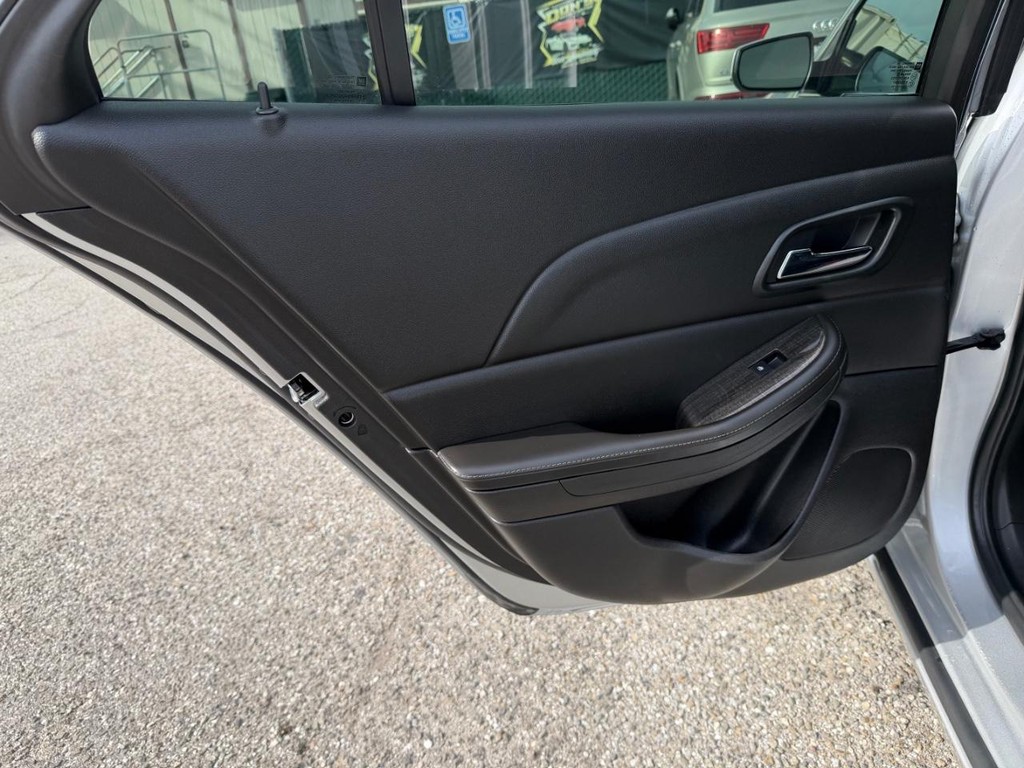 Chevrolet Malibu Vehicle Full-screen Gallery Image 37