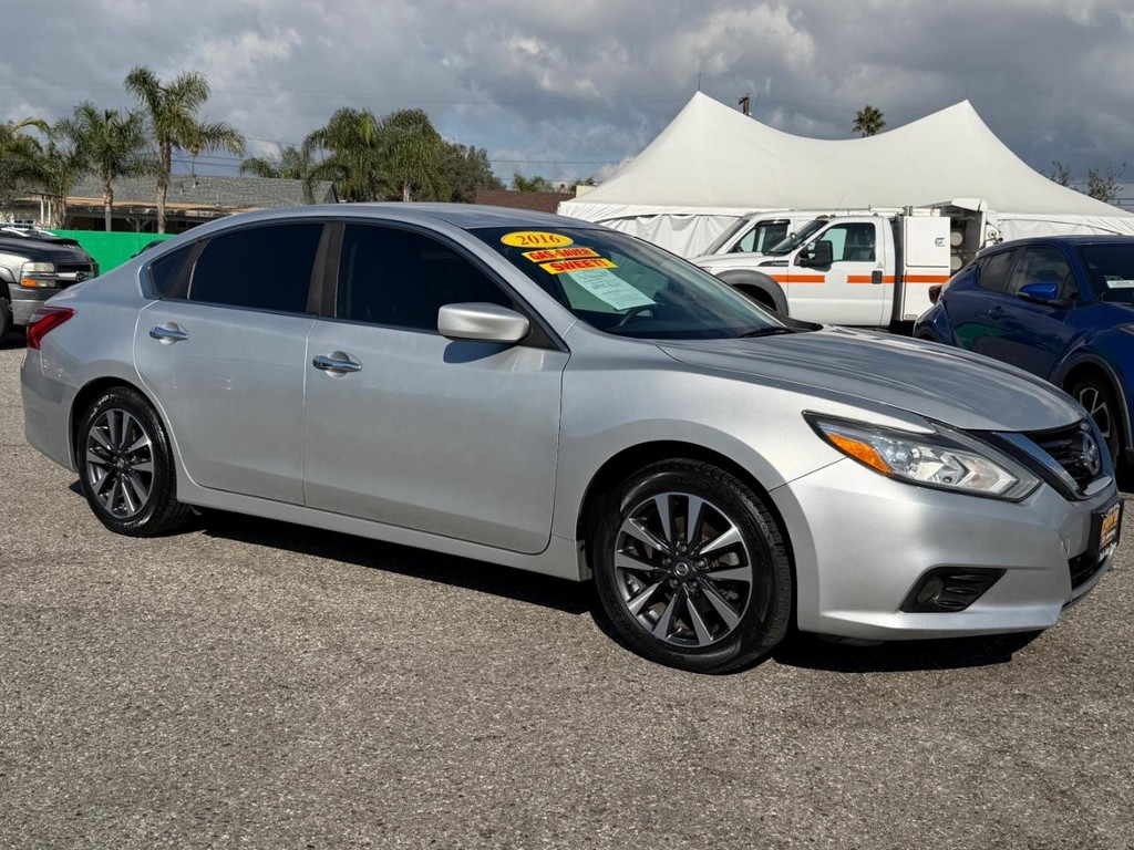 Nissan Altima Vehicle Full-screen Gallery Image 03