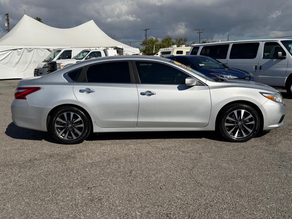 Nissan Altima Vehicle Full-screen Gallery Image 05