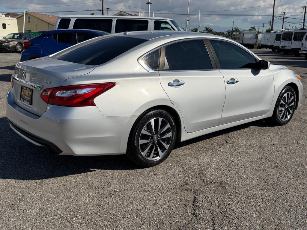 Nissan Altima Vehicle Full-screen Gallery Image 06