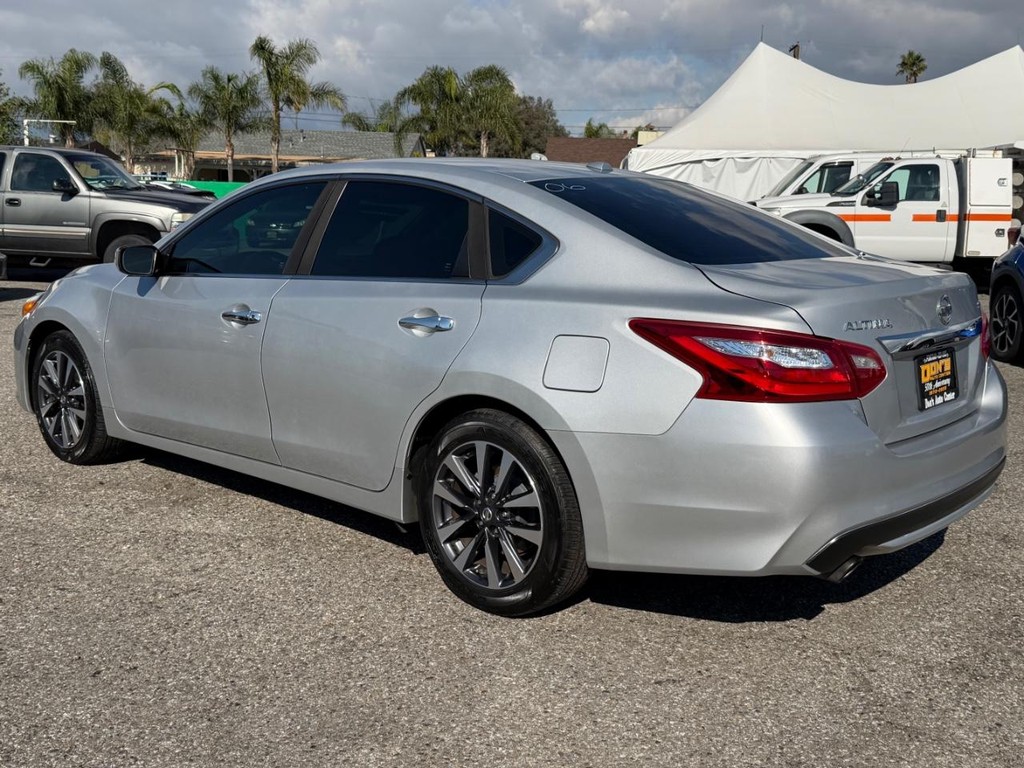 Nissan Altima Vehicle Full-screen Gallery Image 09