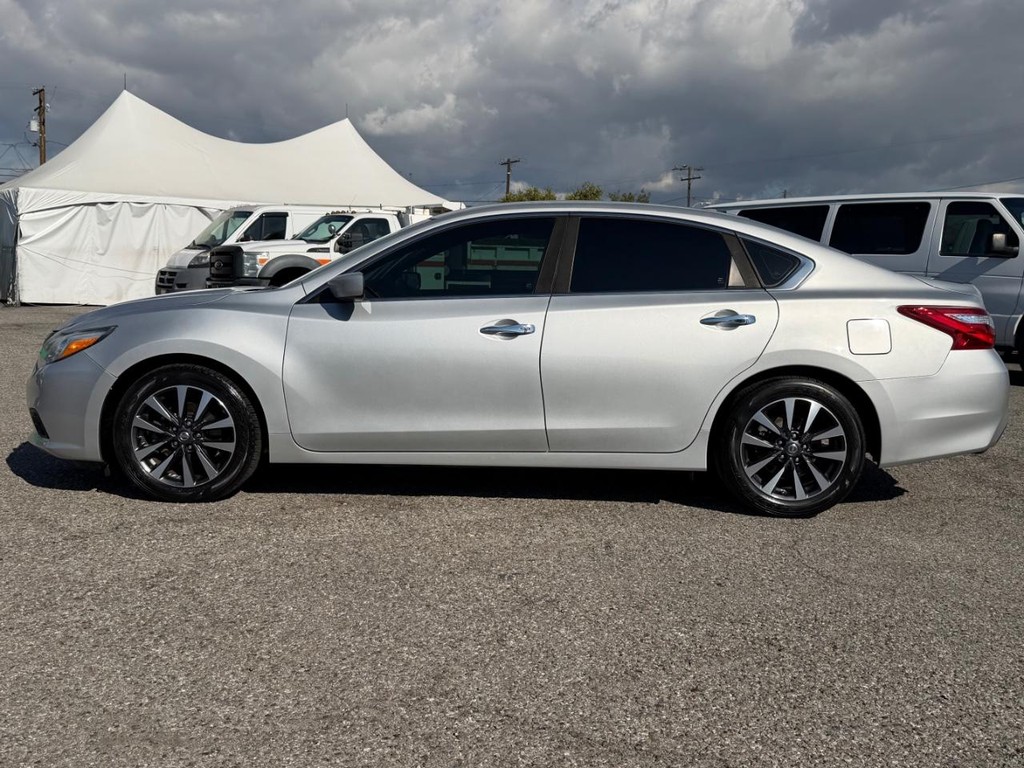 Nissan Altima Vehicle Full-screen Gallery Image 11