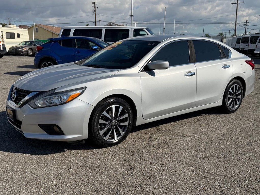 Nissan Altima Vehicle Full-screen Gallery Image 12