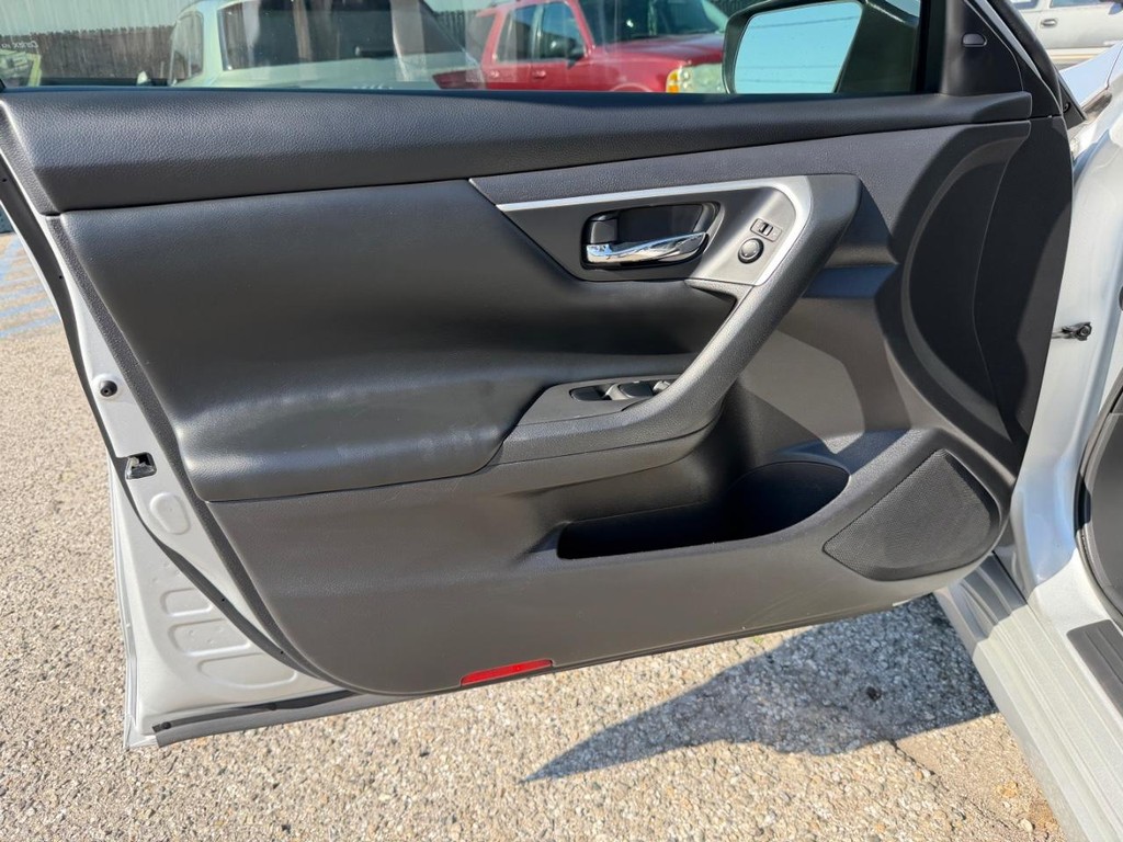 Nissan Altima Vehicle Full-screen Gallery Image 15