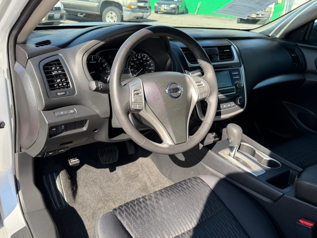 Nissan Altima Vehicle Full-screen Gallery Image 16