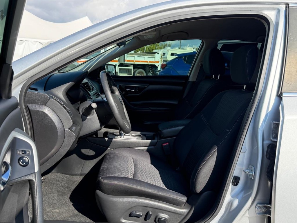 Nissan Altima Vehicle Full-screen Gallery Image 17