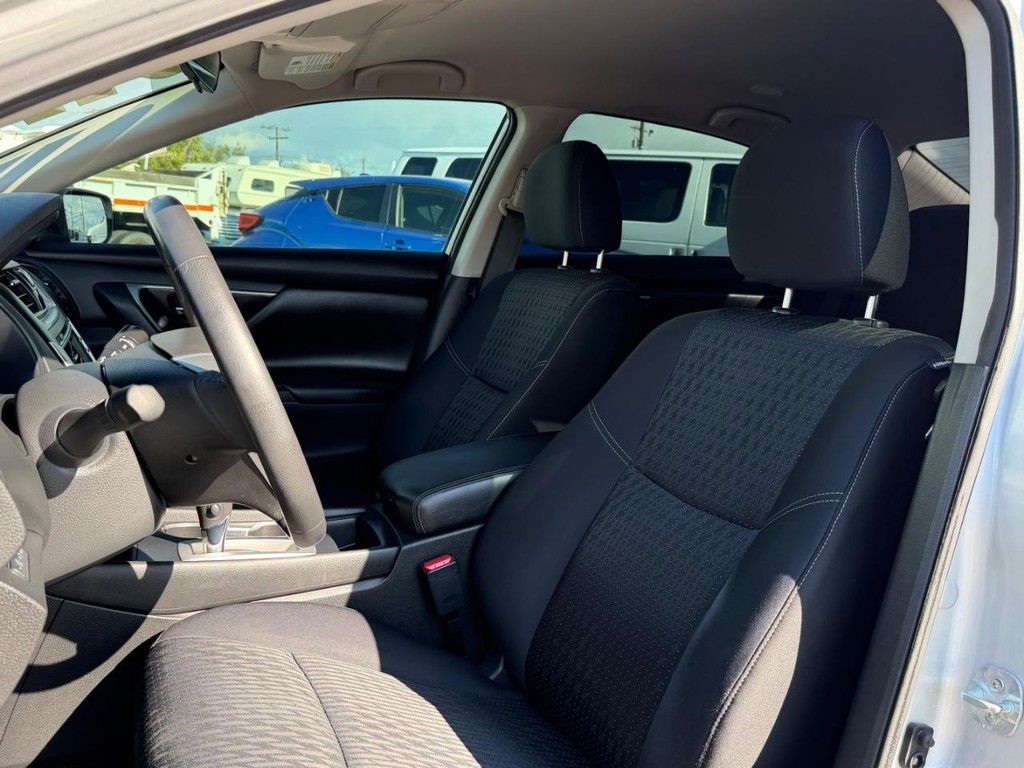 Nissan Altima Vehicle Full-screen Gallery Image 18