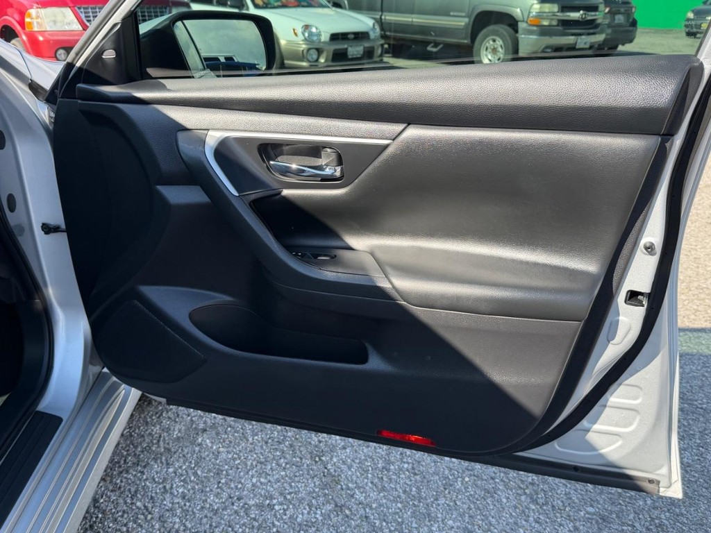 Nissan Altima Vehicle Full-screen Gallery Image 19