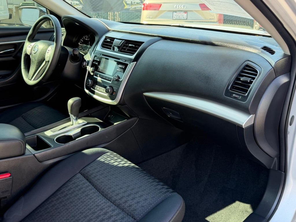 Nissan Altima Vehicle Full-screen Gallery Image 20