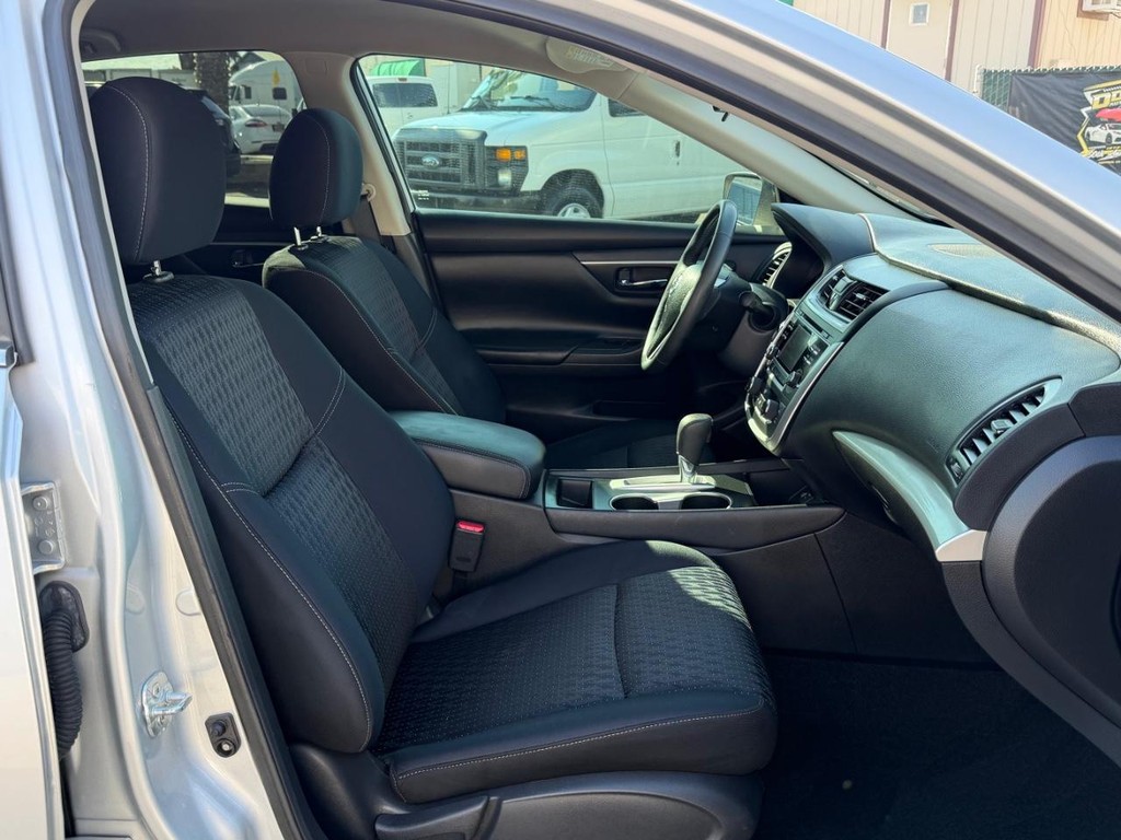 Nissan Altima Vehicle Full-screen Gallery Image 21