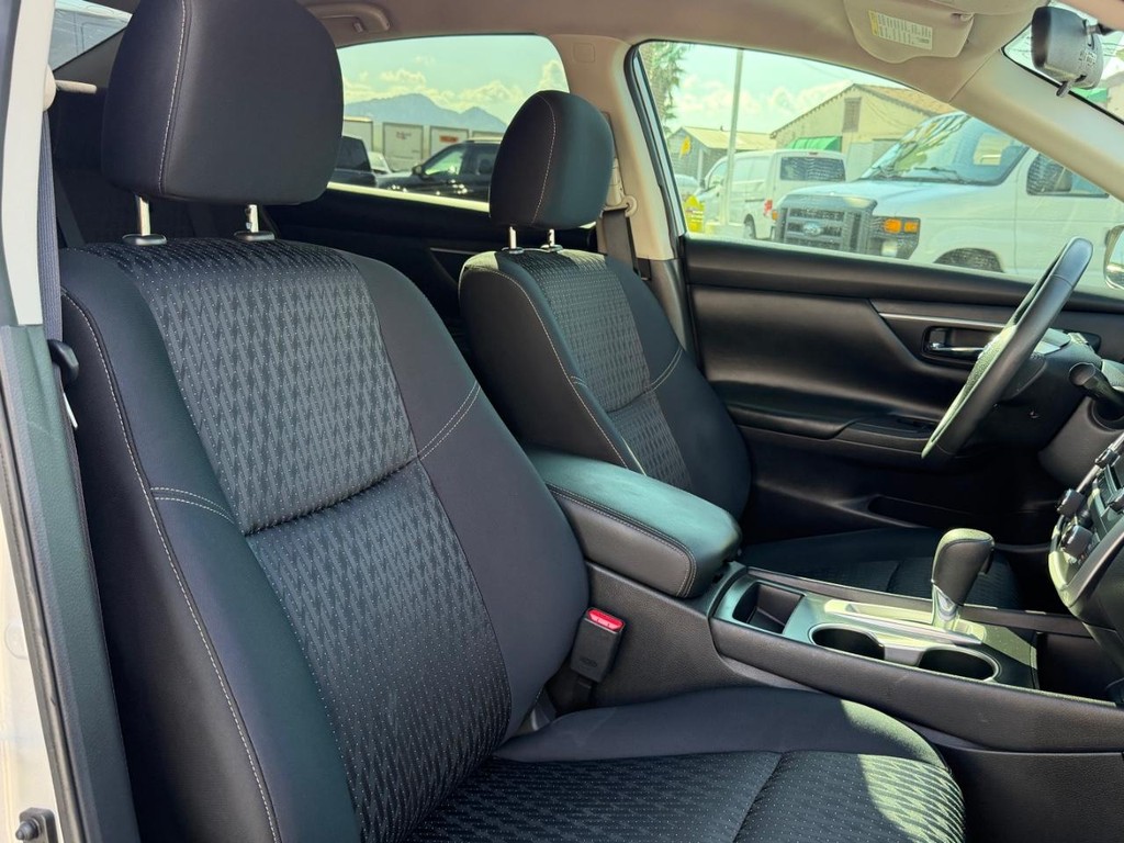 Nissan Altima Vehicle Full-screen Gallery Image 22