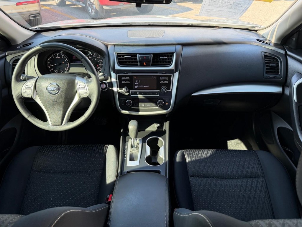 Nissan Altima Vehicle Full-screen Gallery Image 23