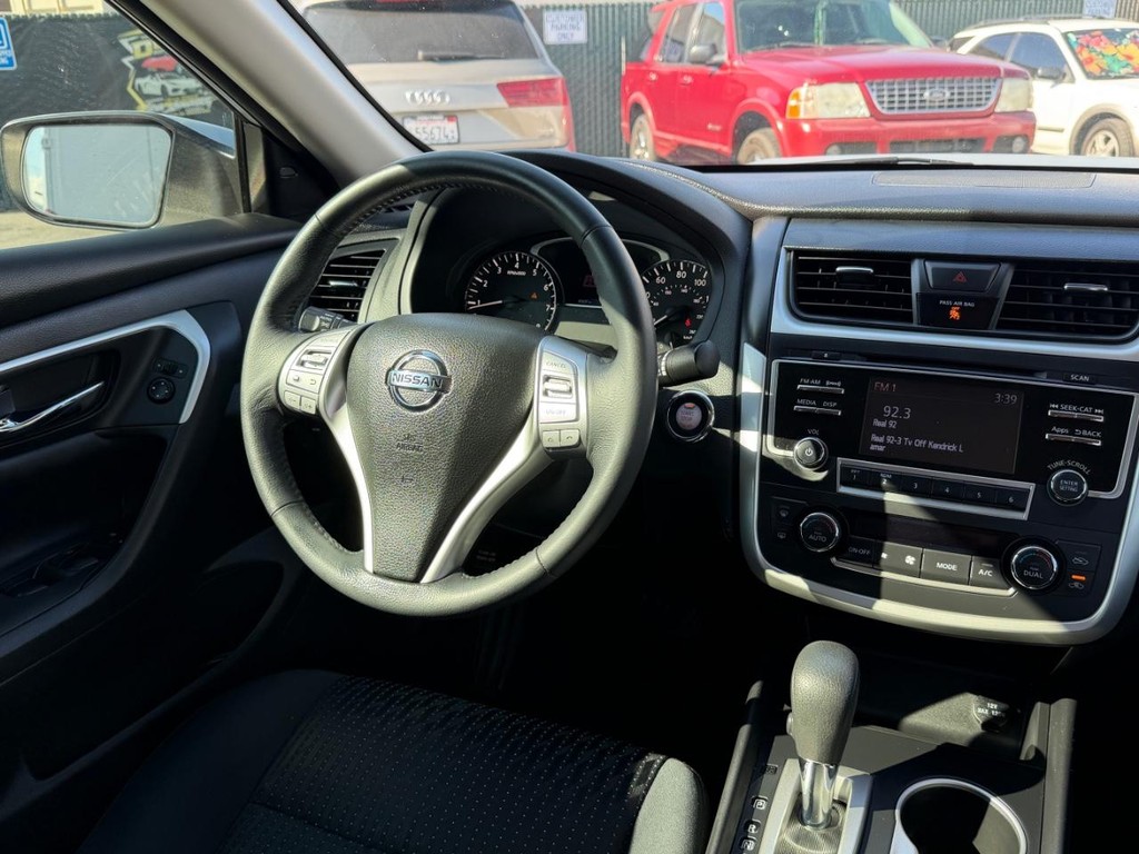 Nissan Altima Vehicle Full-screen Gallery Image 24