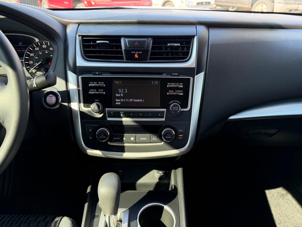 Nissan Altima Vehicle Full-screen Gallery Image 25