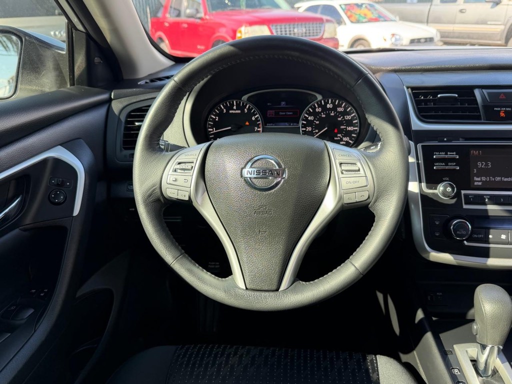 Nissan Altima Vehicle Full-screen Gallery Image 27