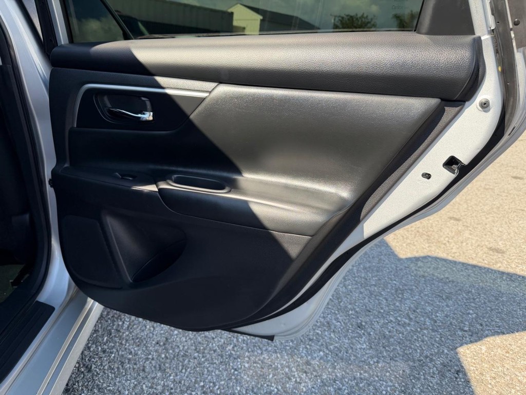 Nissan Altima Vehicle Full-screen Gallery Image 28