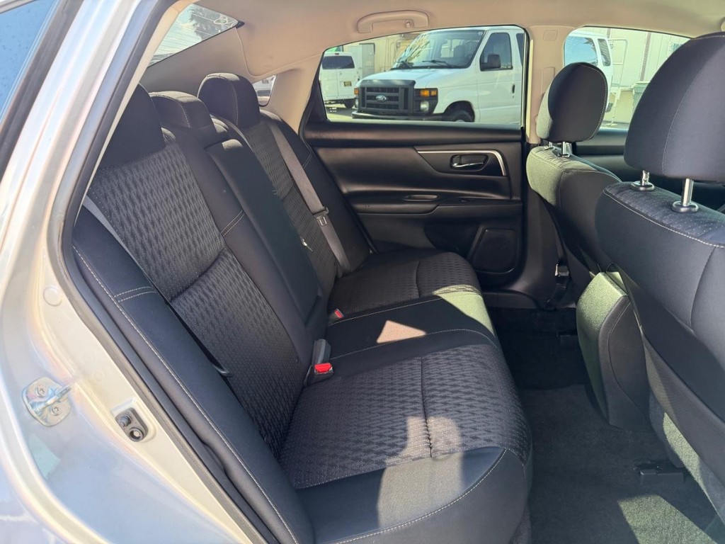 Nissan Altima Vehicle Full-screen Gallery Image 29