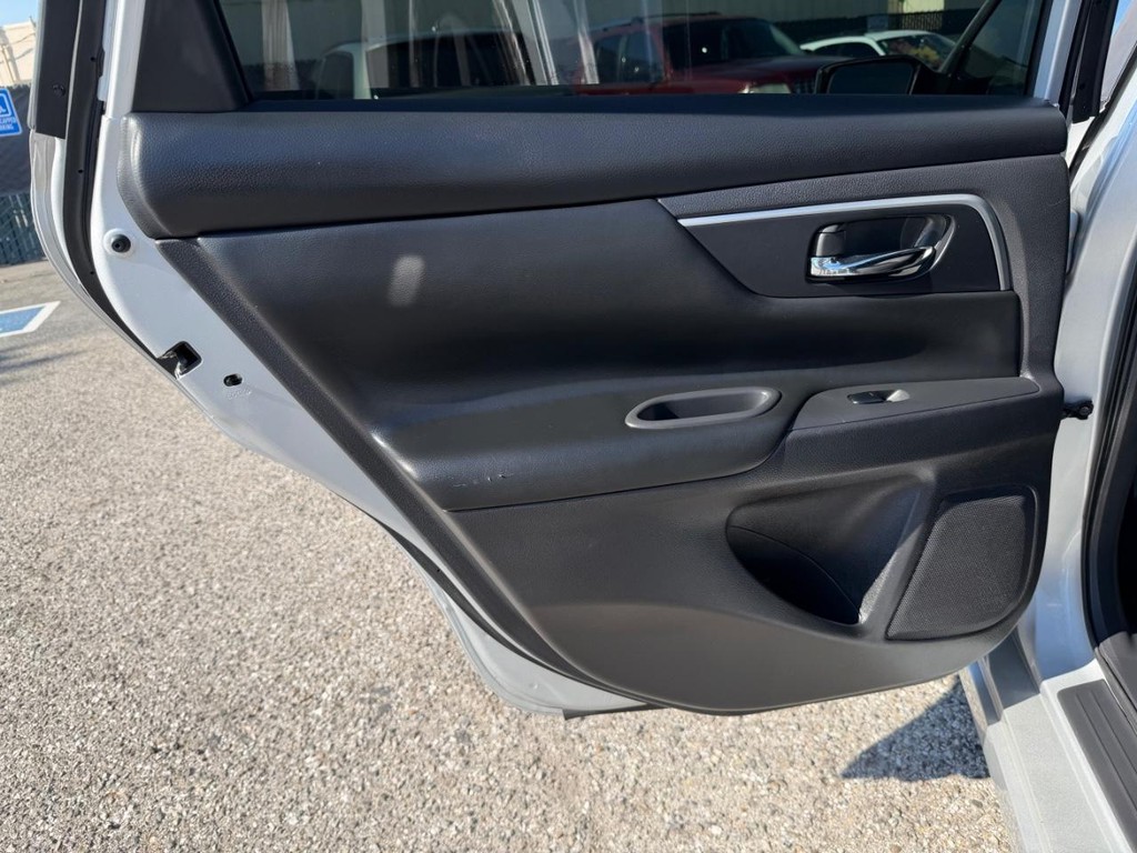 Nissan Altima Vehicle Full-screen Gallery Image 30