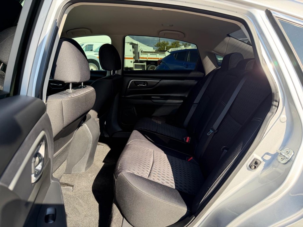 Nissan Altima Vehicle Full-screen Gallery Image 31