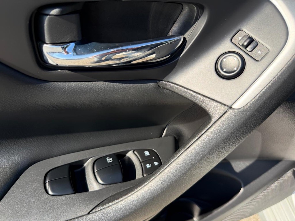 Nissan Altima Vehicle Full-screen Gallery Image 32