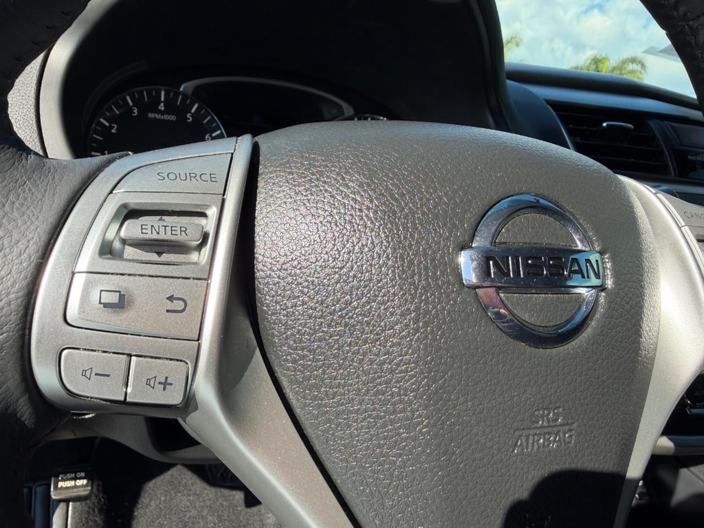 Nissan Altima Vehicle Full-screen Gallery Image 33
