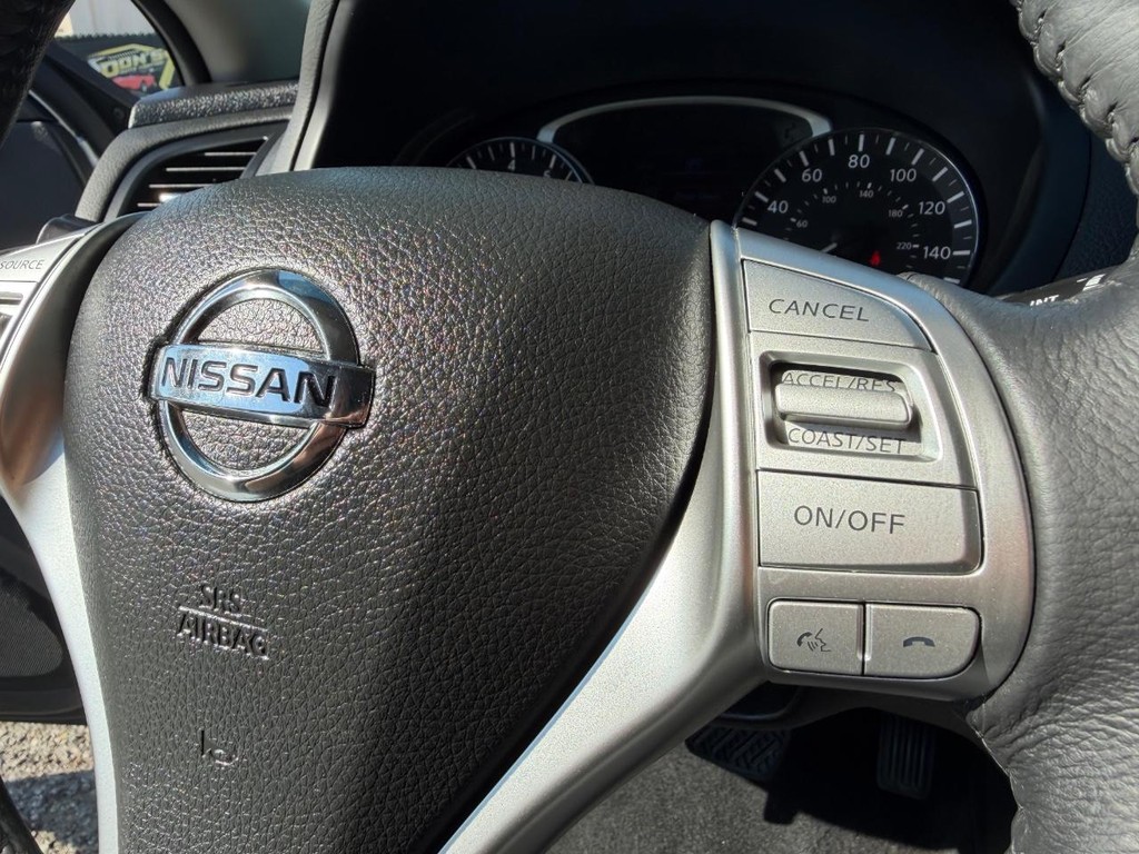 Nissan Altima Vehicle Full-screen Gallery Image 34