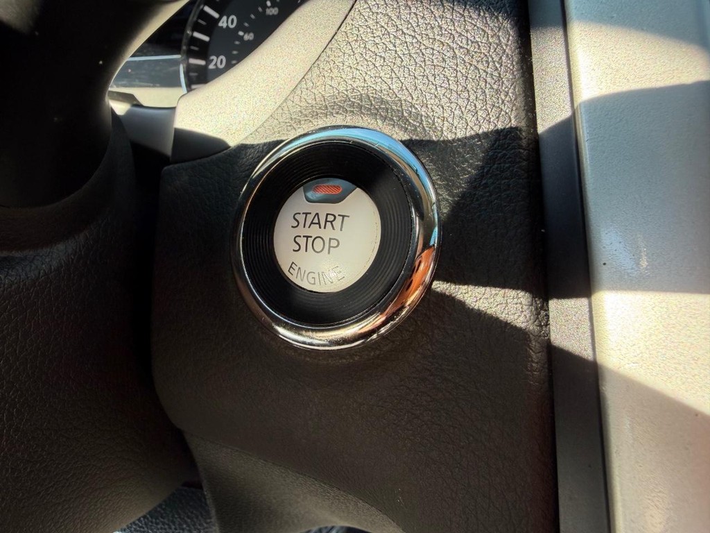 Nissan Altima Vehicle Full-screen Gallery Image 35