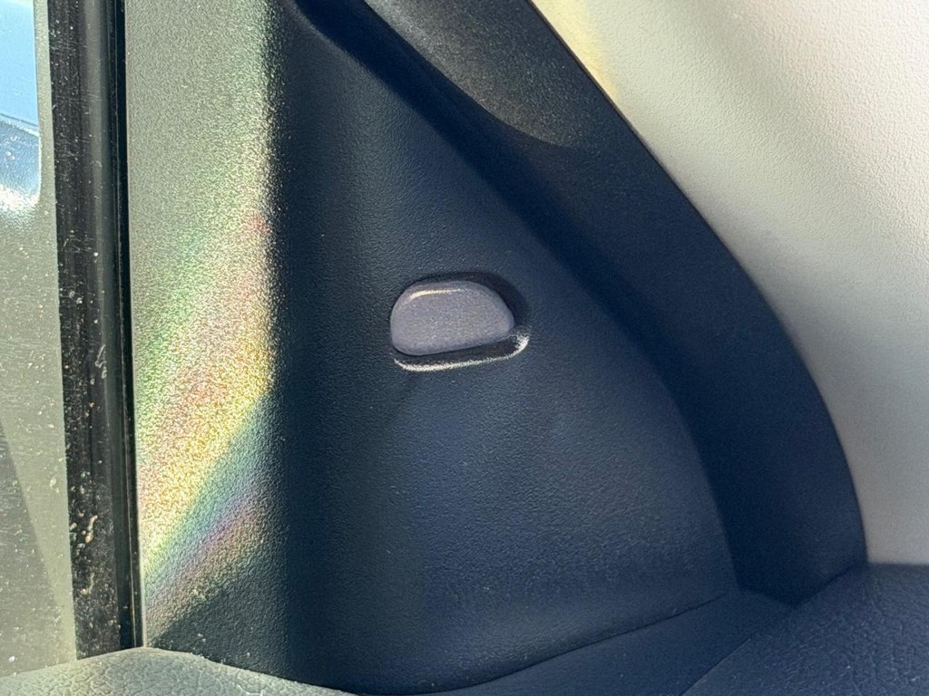 Nissan Altima Vehicle Full-screen Gallery Image 36