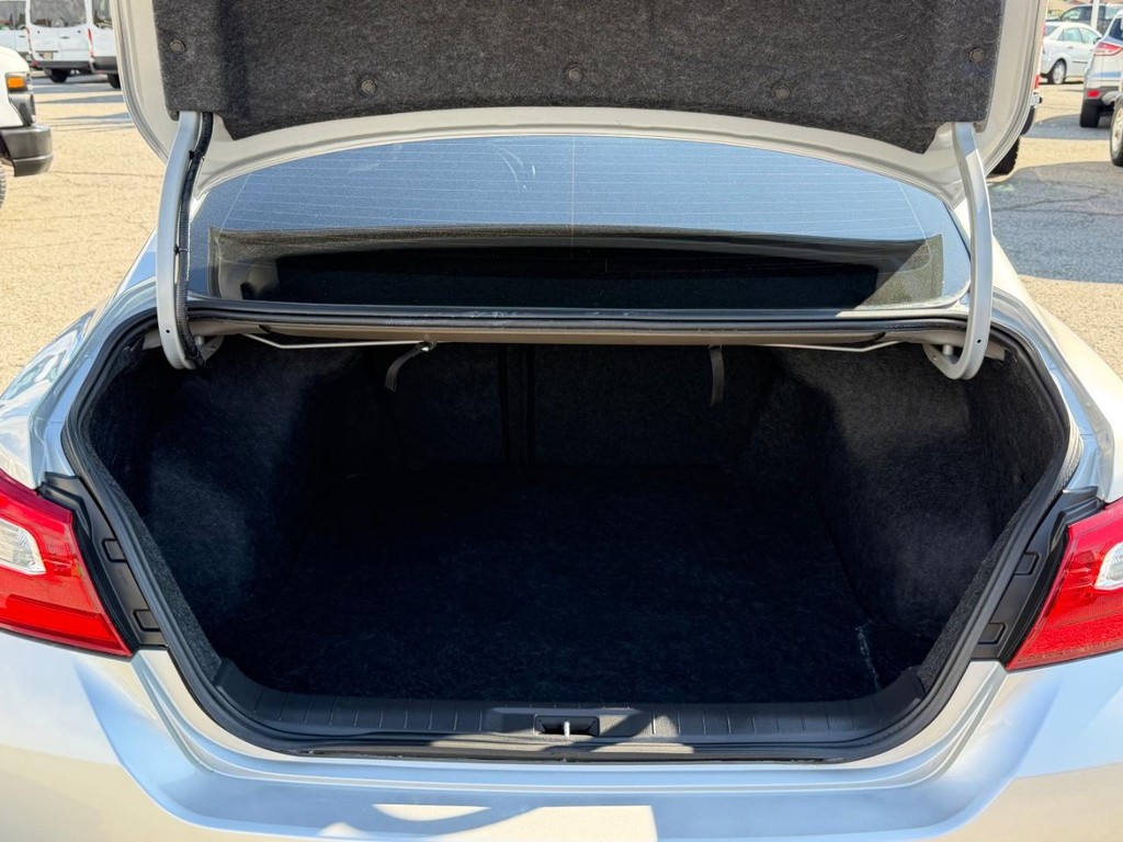 Nissan Altima Vehicle Full-screen Gallery Image 39