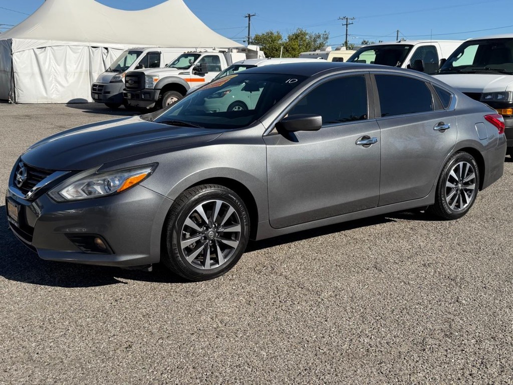 Nissan Altima Vehicle Full-screen Gallery Image 12