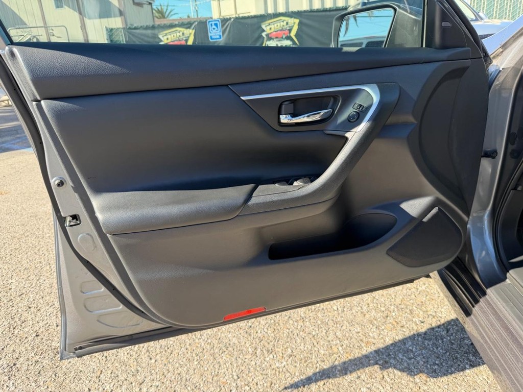 Nissan Altima Vehicle Full-screen Gallery Image 15