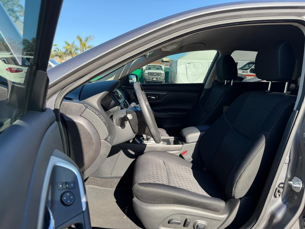 Nissan Altima Vehicle Full-screen Gallery Image 17