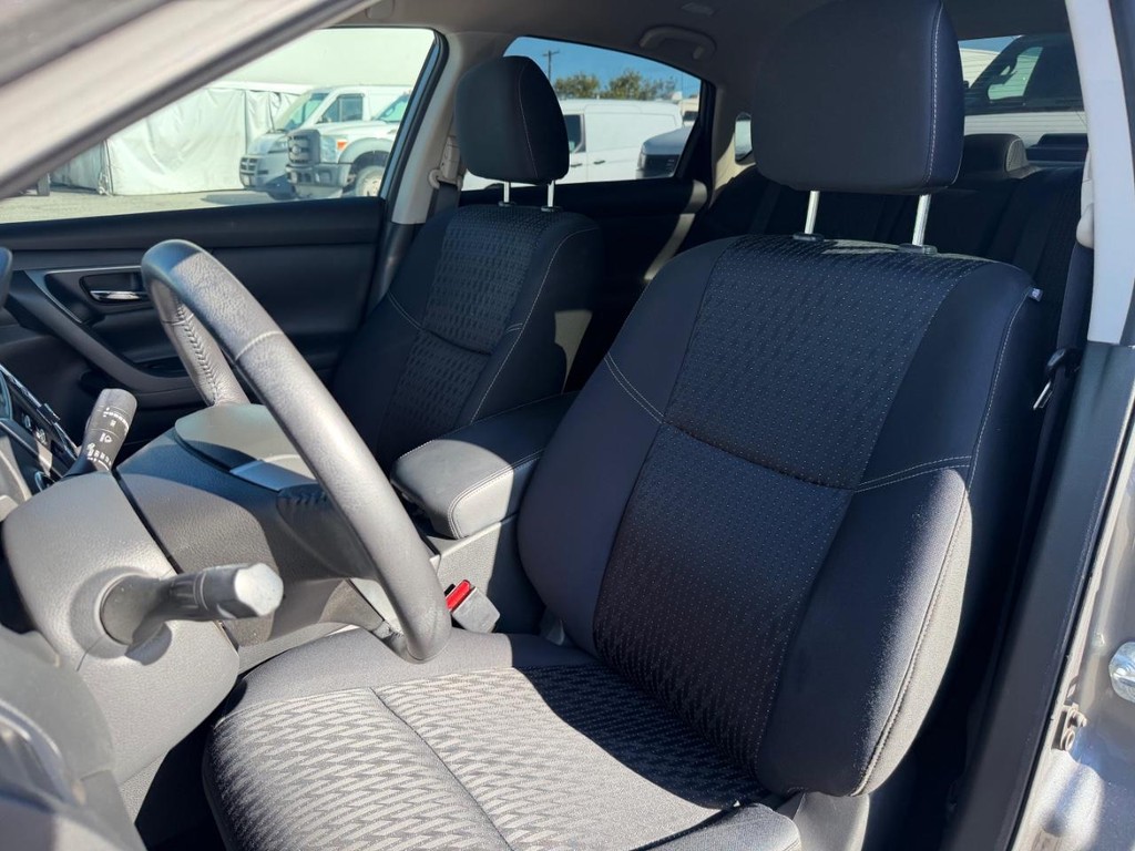 Nissan Altima Vehicle Full-screen Gallery Image 18