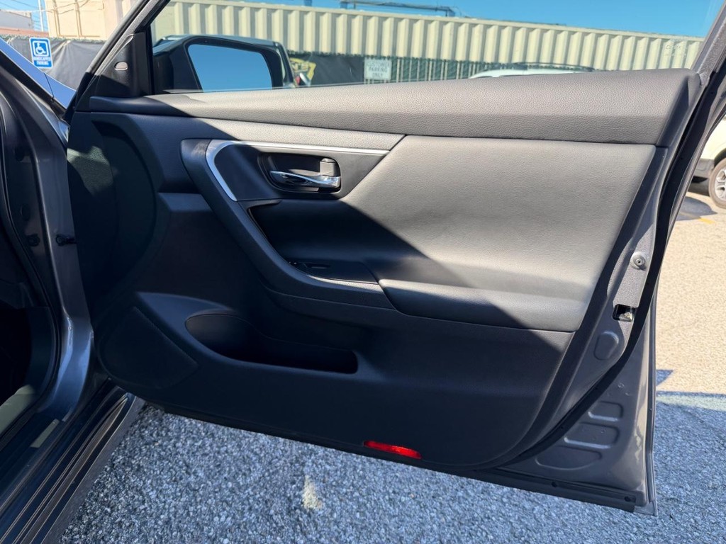 Nissan Altima Vehicle Full-screen Gallery Image 19