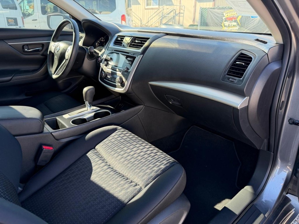 Nissan Altima Vehicle Full-screen Gallery Image 20