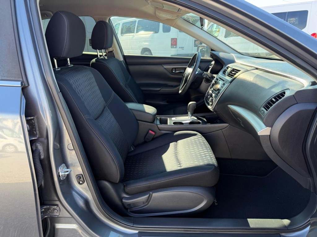 Nissan Altima Vehicle Full-screen Gallery Image 21