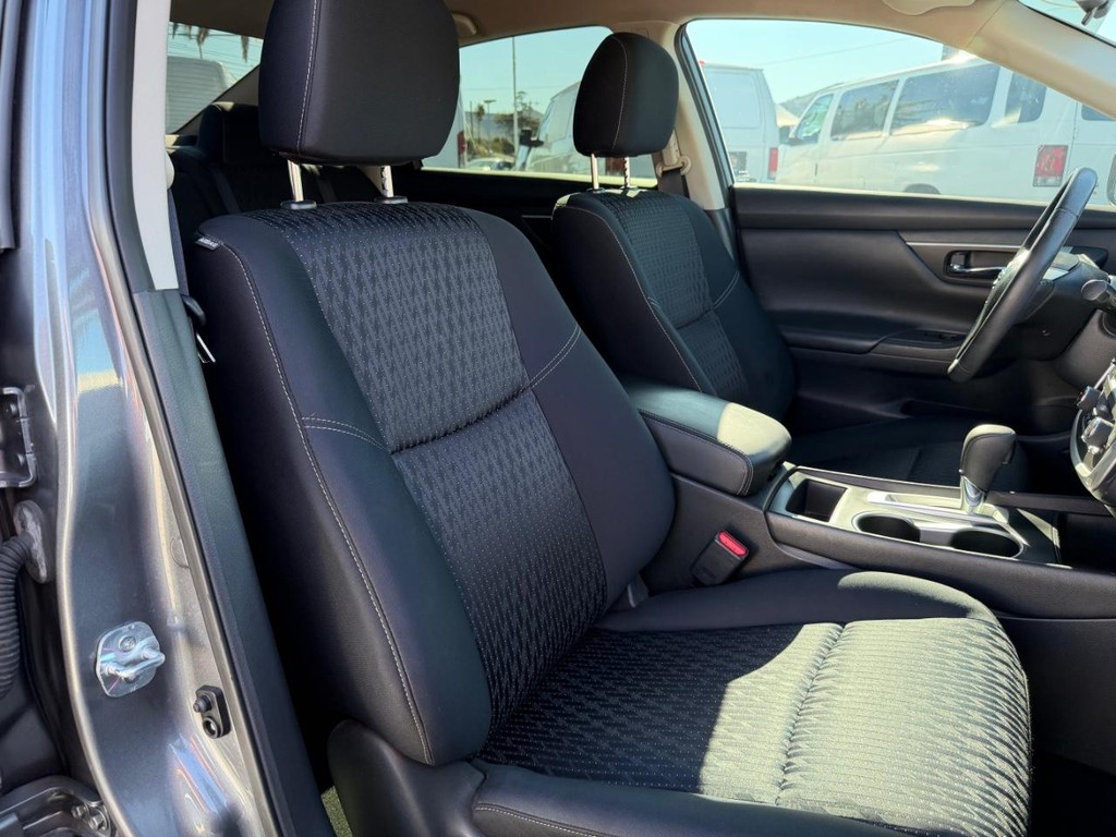 Nissan Altima Vehicle Full-screen Gallery Image 22