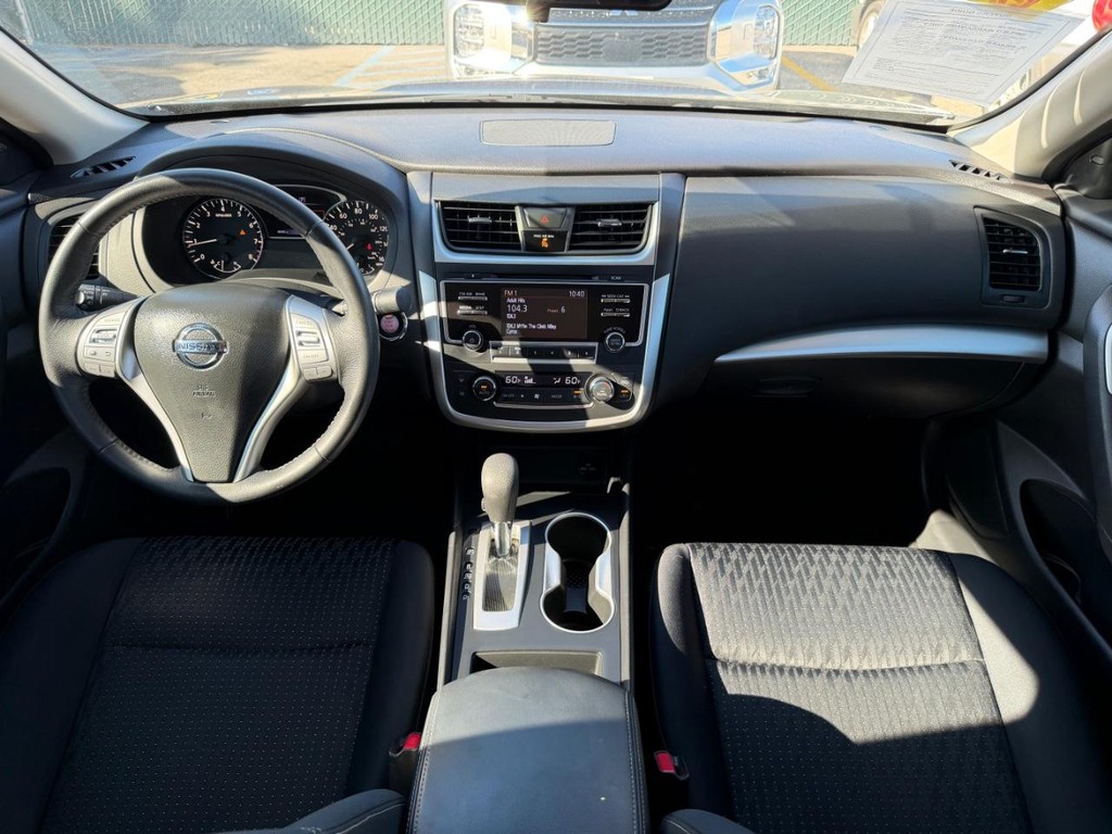 Nissan Altima Vehicle Full-screen Gallery Image 23